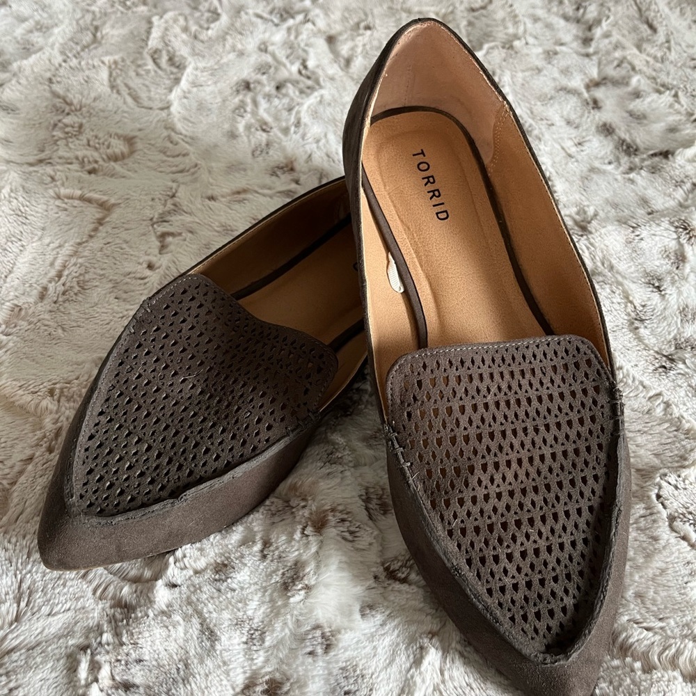 Pointy toed flats